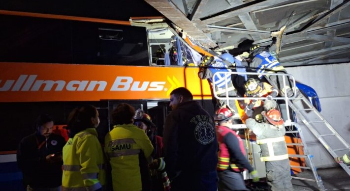 Accidente de Autobús Bajo Puente en San Bernardo: Un Lesionado y Investigación en Curso