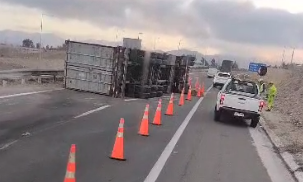 Volcamiento de Camión en Ruta 160 Causa Caos en el Tránsito y Derrame de Combustible